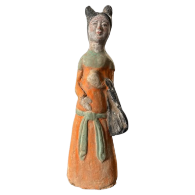 Statuette en terre cuite polychrome ''mingqi'', jeune femme debout. Restaurations d'usage. Chine, dans le goût des Tang. H. 20 cm